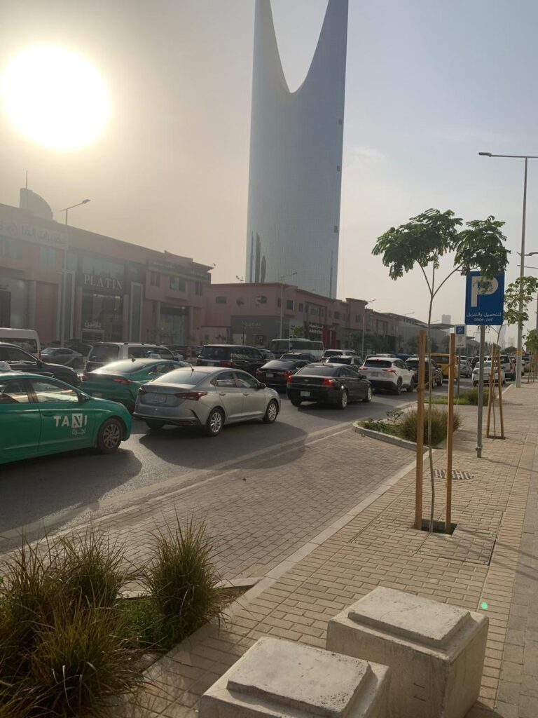 Busy traffic in Riyadh near Kingdom Tower – reflecting the need for Riyadh Parking System 2025